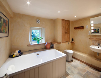 Crookwath Cottage: Bedroom 1 en-suite Bathroom